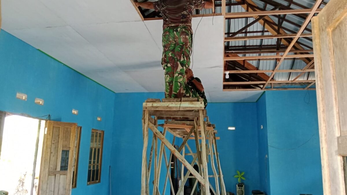 Perehaban Mushola Darul Istiqomah Dikebut di Desa Tamban Bangun oleh Satgas TMMD