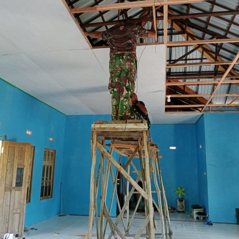 Perehaban Mushola Darul Istiqomah Dikebut di Desa Tamban Bangun oleh Satgas TMMD