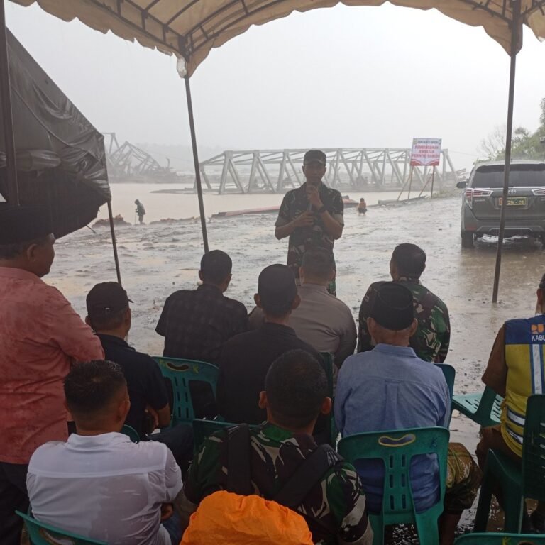 Letkol Inf Irfan Hade Fitrianto Pimpin Sosialisasi Jembatan Perintis Garuda di Desa Alue Waki di Tengah Hujan
