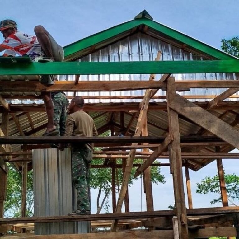Desa Mallusetasi Jadi Lokasi Pemasangan Atap Rumah Sasaran TMMD Ke-129