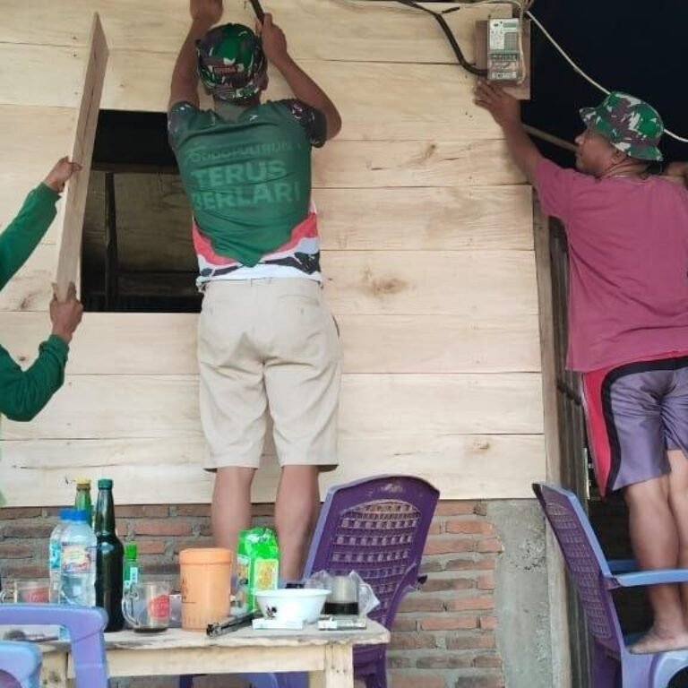 Pengerjaan Susunan Bata di Rumah Desa Patukku, Kecamatan Bontocani oleh TMMD Kodim 1407/Bone