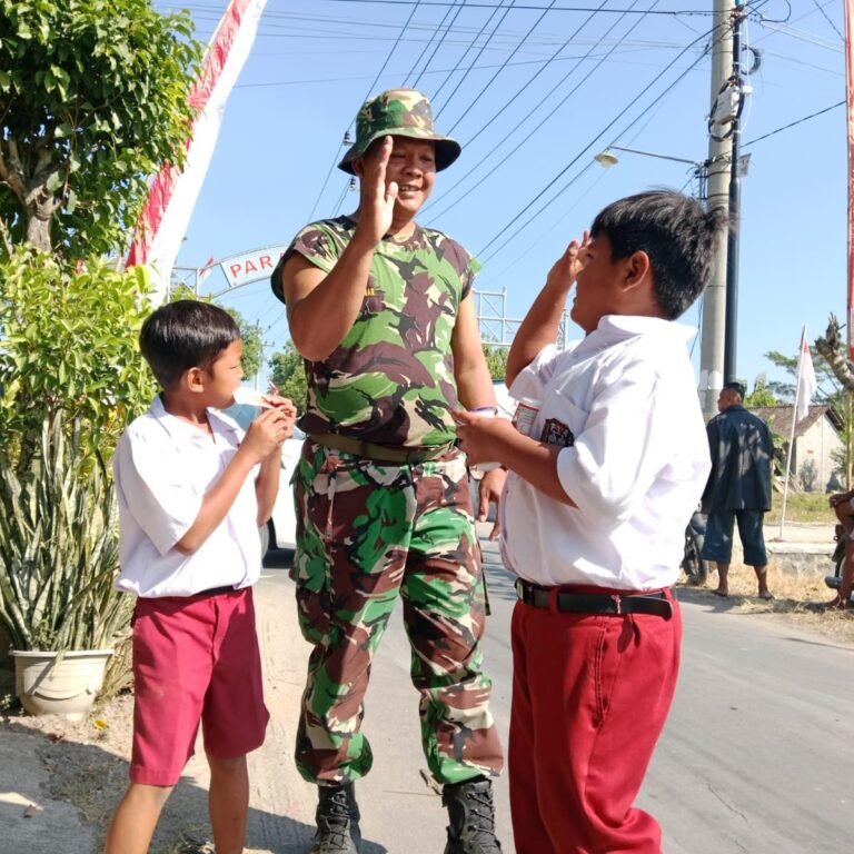 Program TMMD Reguler Ke-123 Kodim 0726/Sukoharjo Sapa Siswa SD di Tepi Jalan Desa