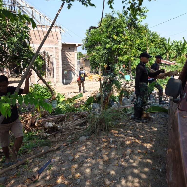Lingkungan Masjid di Desa Parangjoro Kecamatan Grogol Dirapikan Saat Rehabilitasi
