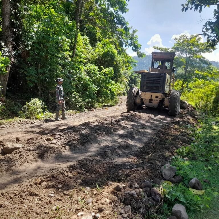 Pengawasan Perataan Timbunan Jalan Berlangsung di Aceh Jaya oleh Satgas TMMD