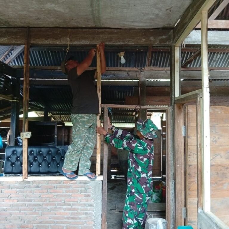 Perbaikan RTLH: Sekat Ruang Tamu-Dapur Dikerjakan Satgas TMMD di Desa Patukku