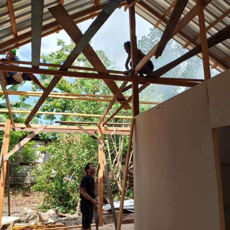 Pemasangan Seng Teras RTLH Ibu Santi Dilaksanakan di Kelurahan Maroanging, Kecamatan Sibulue