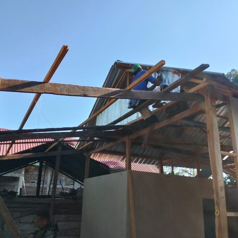 Rumah Ibu Santi di Maroanging Mulai Lebih Layak setelah Pemasangan Seng Teras TMMD