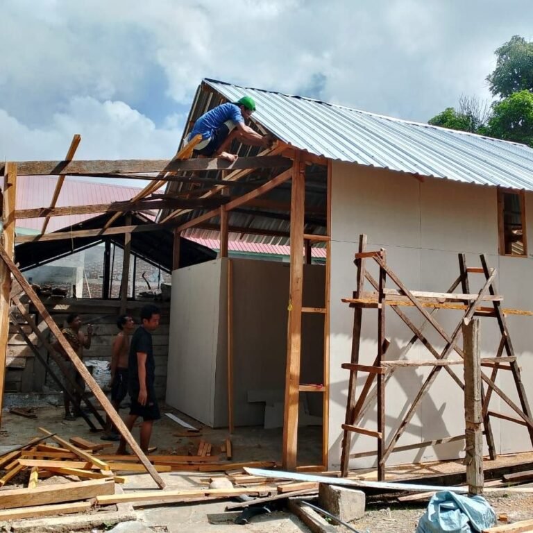 Pemasangan Seng Teras RTLH di Kecamatan Sibulue Dilanjutkan Satgas dan Warga