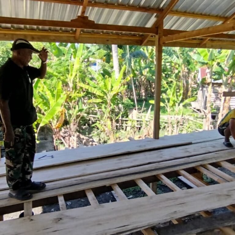 Pemasangan Lantai Papan di Rumah Rosnawati oleh Anggota Satgas di Sibulue