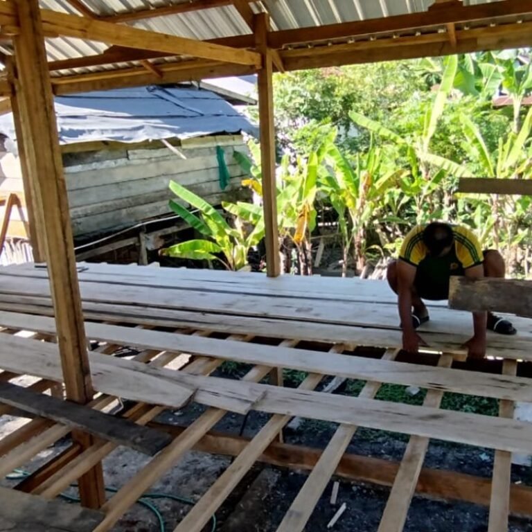 Lantai Papan Dorong Perkembangan Rehabilitasi RTLH Ibu Rosnawati di Kecamatan Sibulue