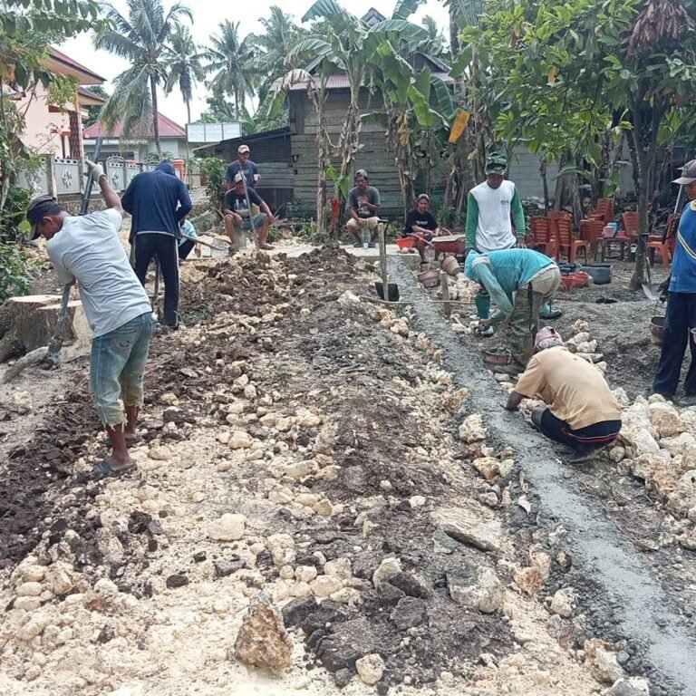 Kodim 1407/Bone Kebut Jalan Akses untuk Pembangunan Jembatan Gantung di Kecamatan Sibulue