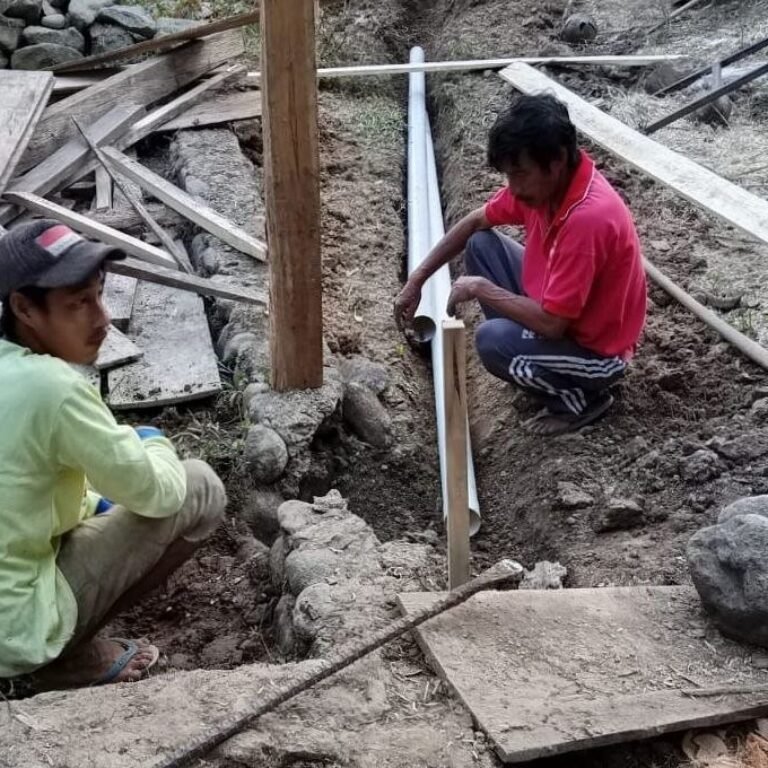 Pemasangan Sistem Pembuangan WC Dikerjakan di Rumah Bapak Bella, Kecamatan Bontocani