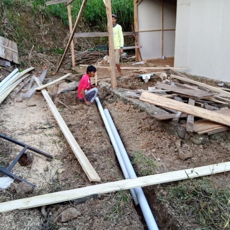 Rehabilitasi RTLH di Desa Patukku Melibatkan Perakitan Pipa WC di Rumah Bapak Bella