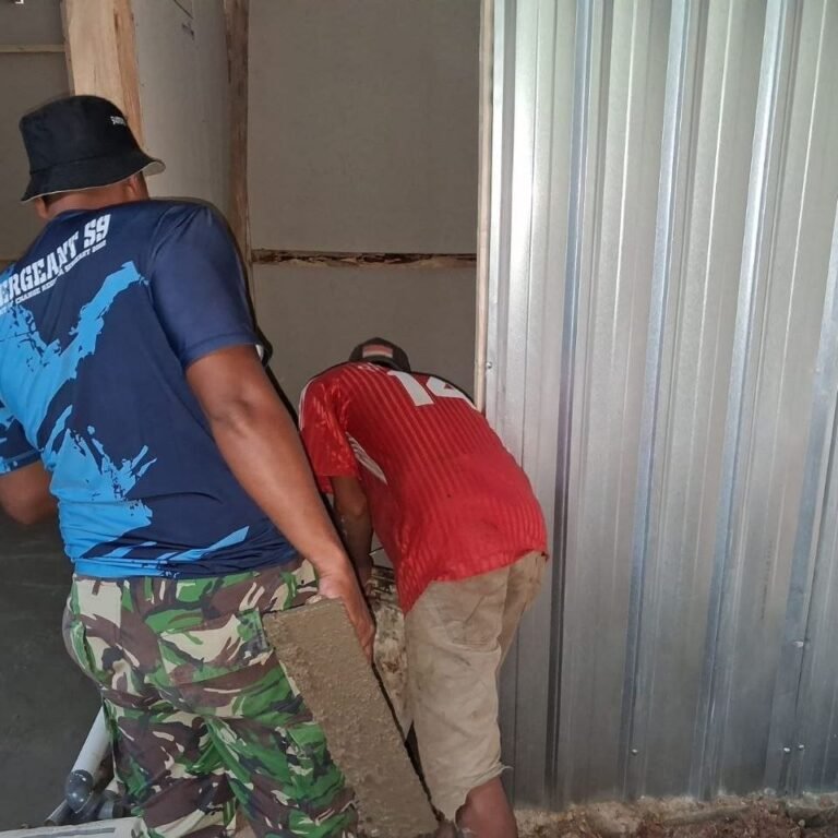 Pengecoran Lantai WC Rumah Tidak Layak Huni Dilakukan Satgas TMMD Ke-129 di Desa Patukku
