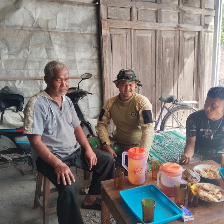 Satgas TMMD Lakukan Komsos Selama Jeda Siang di Sukoharjo dengan Penerima RTLH