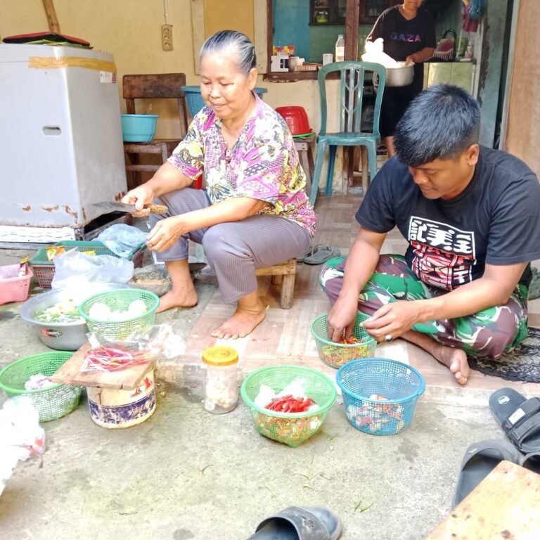 Dapur Rumah Warga di Sukoharjo Jadi Lokasi Keakraban Satgas TMMD