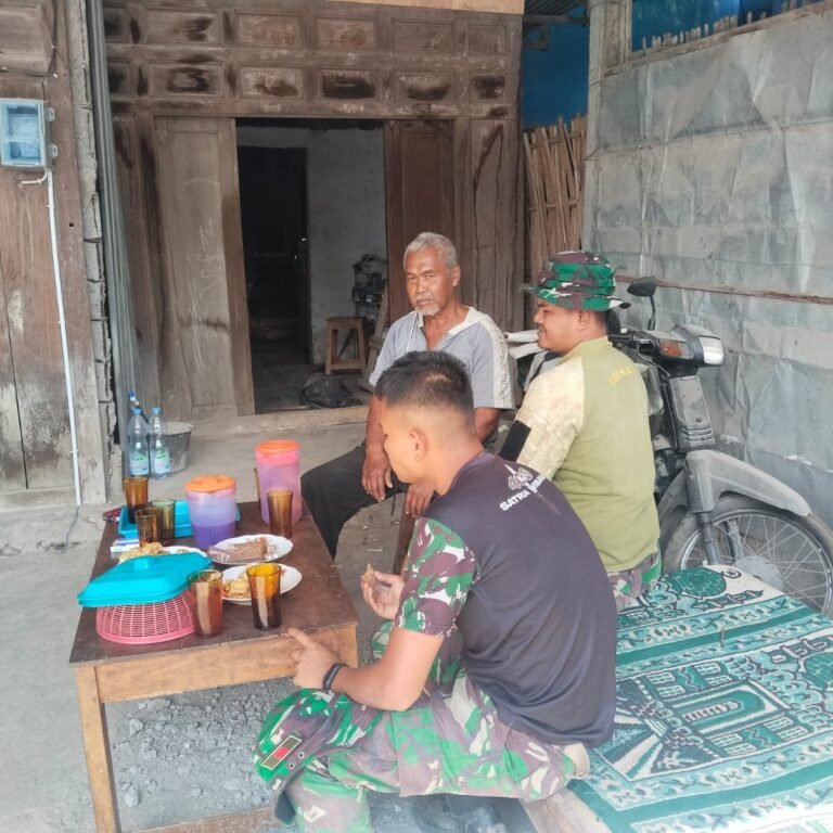Bercengkerama di Dukuh Sudimoro, Satgas TMMD Bahas RTLH di Desa Parangjoro
