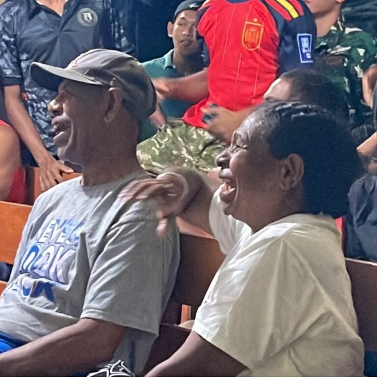 Kegiatan Nobar Piala Dunia Yonif TP 859/RBK di Supiori Membangun Kehangatan dan Kekeluargaan