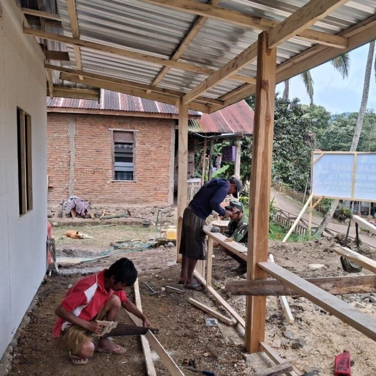 Pagar dan Teras Dibangun untuk RTLH Ihwan Baso (30) di Desa Langi Kecamatan Bontocani