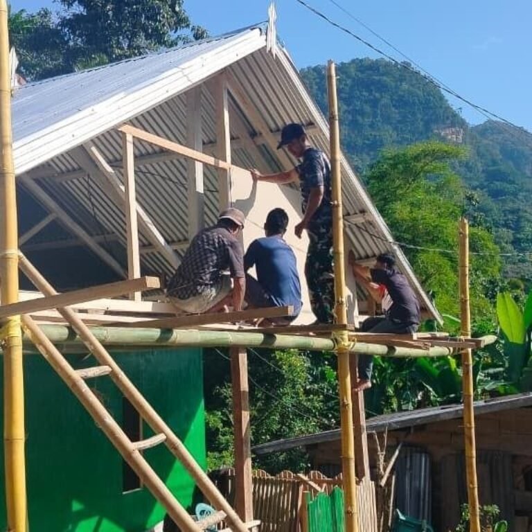 Rehabilitasi RTLH Bapak Bella di Desa Patukku Dapat Penutup Segitiga Atap