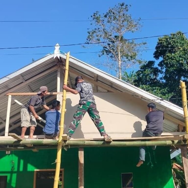Personel Satgas TMMD Ke-129 Kodim 1407/Bone Kerjakan Pemasangan Atap di Desa Patukku