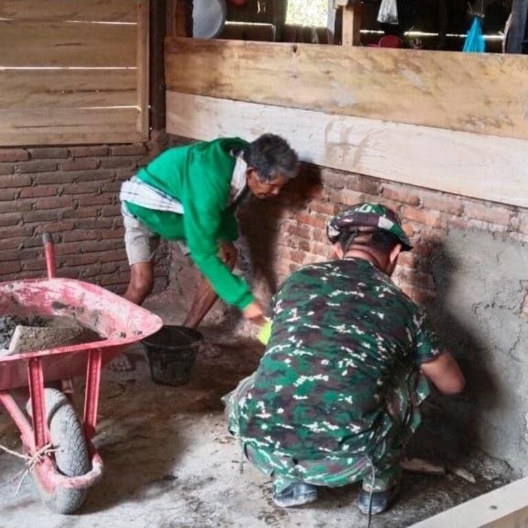Rehabilitasi RTLH di Desa Patukku: Pelesteran Dinding Rumah Milik Demmang oleh Satgas TMMD