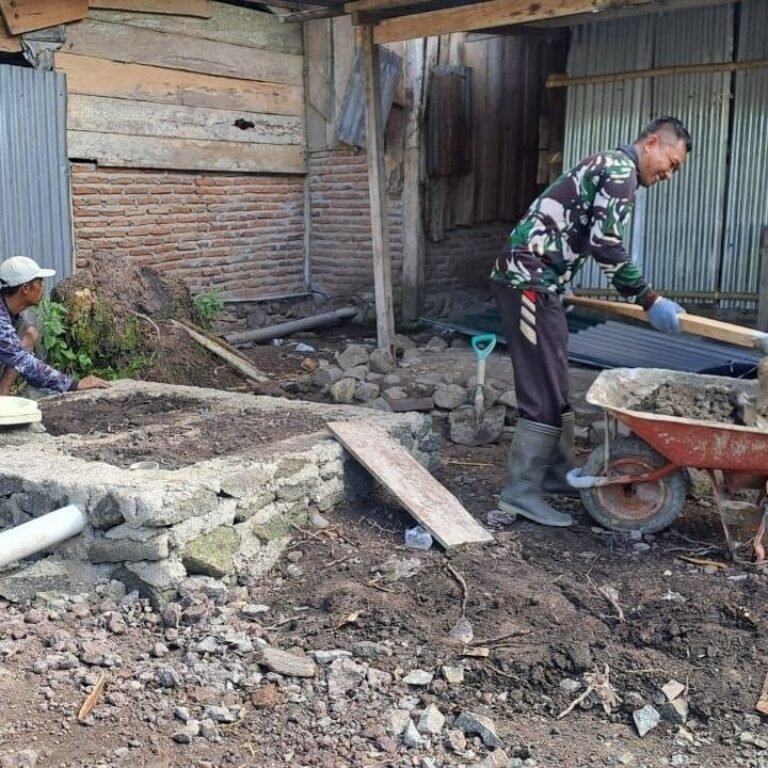 Personel Satgas dan Warga Lanjutkan Pembangunan MCK di Pasar Desa Langi Kecamatan Bontocani