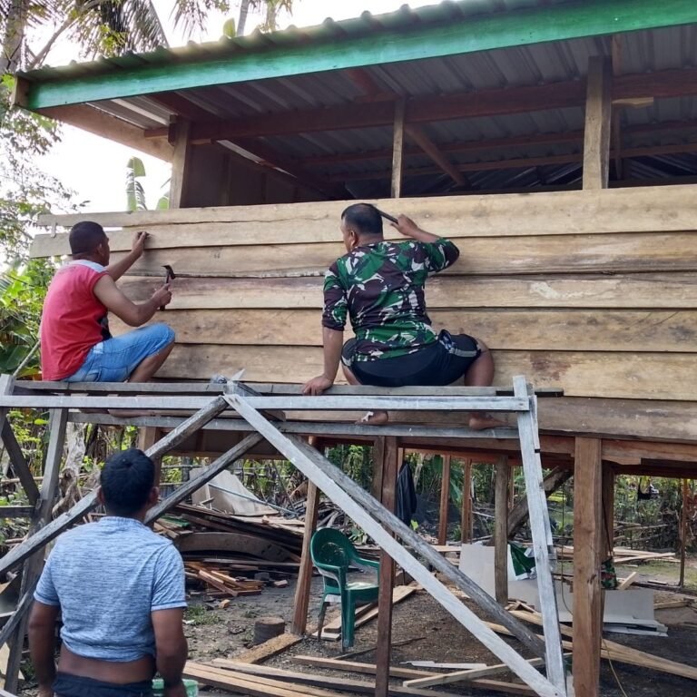 Rehabilitasi Rumah Rosnawati di Kecamatan Sibulue Dilanjutkan, Satgas TMMD Kerjakan Papan Dinding