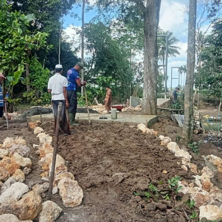 Pengerjaan Timbunan Akses Jembatan Gantung di Kecamatan Sibulue oleh Satgas TMMD