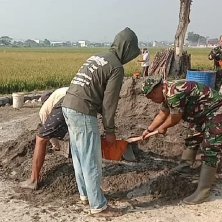 Suasana TMMD Reguler Ke-129 di Sukoharjo: Pekerjaan Mengaduk Material Bangunan Tampak Biasa