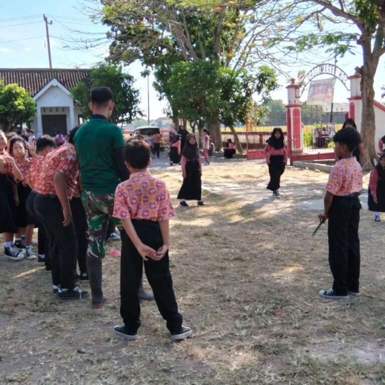 Desa Parangjoro: Satgas TMMD Kodim 0726/Sukoharjo Gelar Kegiatan Bermain Bersama Siswa SDN Parangjoro 02