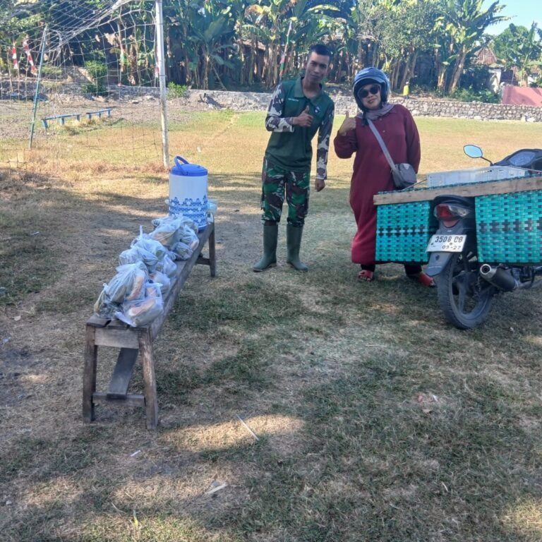 Aksi Sederhana Warga Parangjoro Antar Bekal pada Satgas TMMD Kodim 0726/Sukoharjo