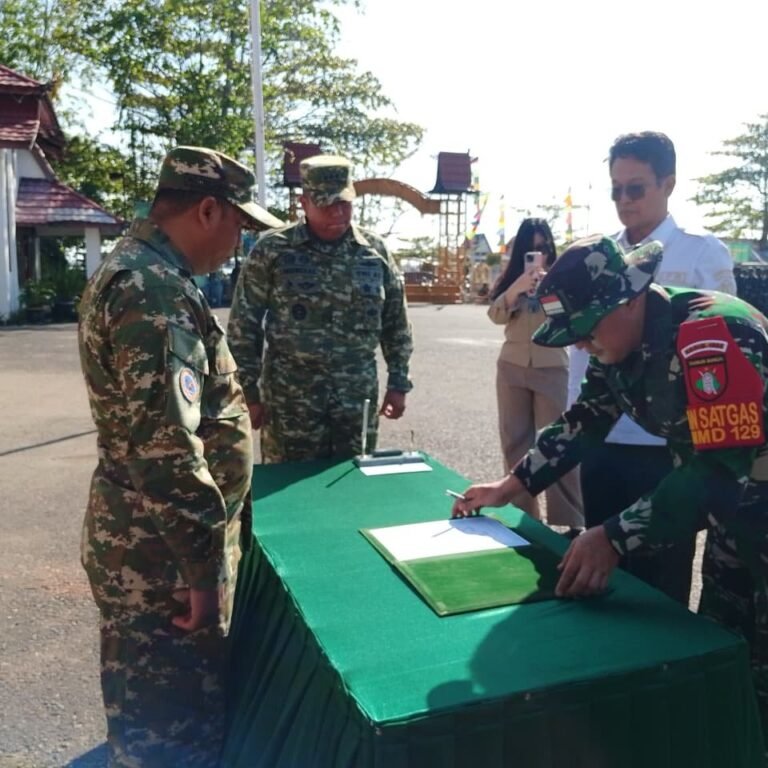 Penandatanganan Naskah Serah Terima TMMD Ke-129 di Halaman Kantor Bupati Barito Kuala