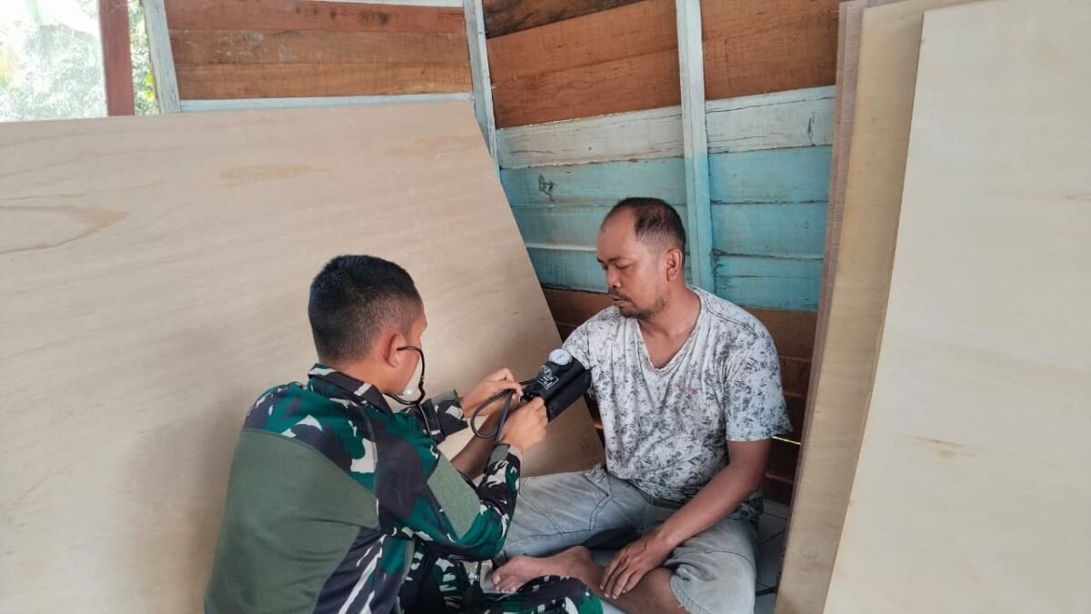 Lima Personel Tim Kesehatan TMMD Lakukan Pemeriksaan di Desa Tamban Bangun