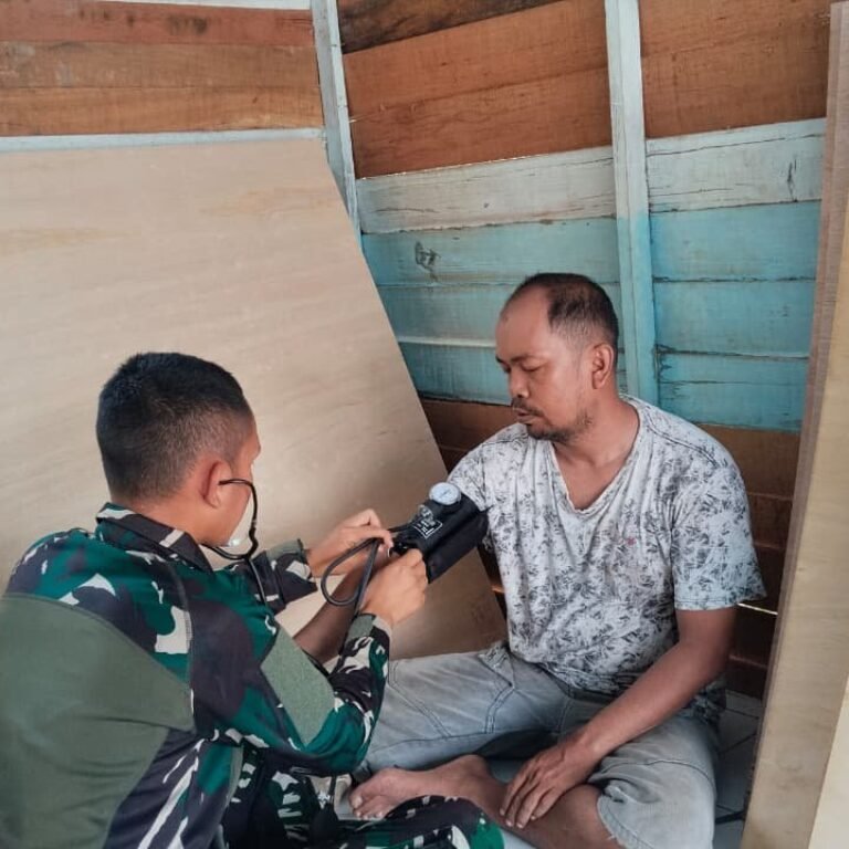 Lima Personel Tim Kesehatan TMMD Lakukan Pemeriksaan di Desa Tamban Bangun