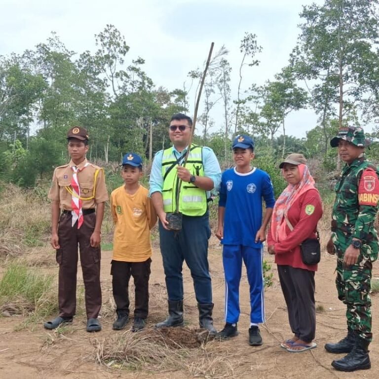 280 Pohon Ditanam Babinsa dan Anak-Anak di Pantai Marang Kaliorang