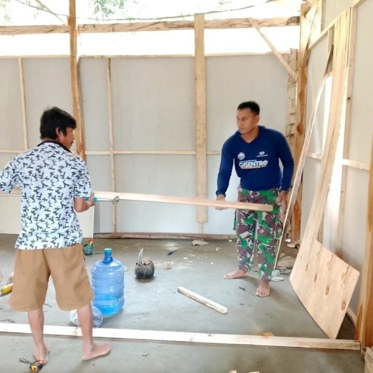 Kodim 1407/Bone dan Warga Bantu Pembuatan Sekat Kamar di Rumah Ihwan Baso Desa Langi