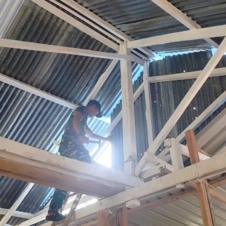 Pemasangan Segitiga Atap Percepat Rehabilitasi RTLH TMMD Kodim 1407/Bone di Bontocani