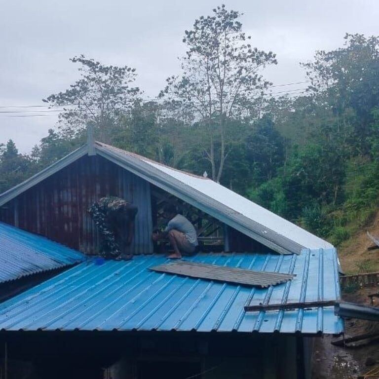 Keluarga Bapak Sofyan Terima Pemasangan Segitiga Atap oleh Personel Kodim 1407/Bone di Patukku