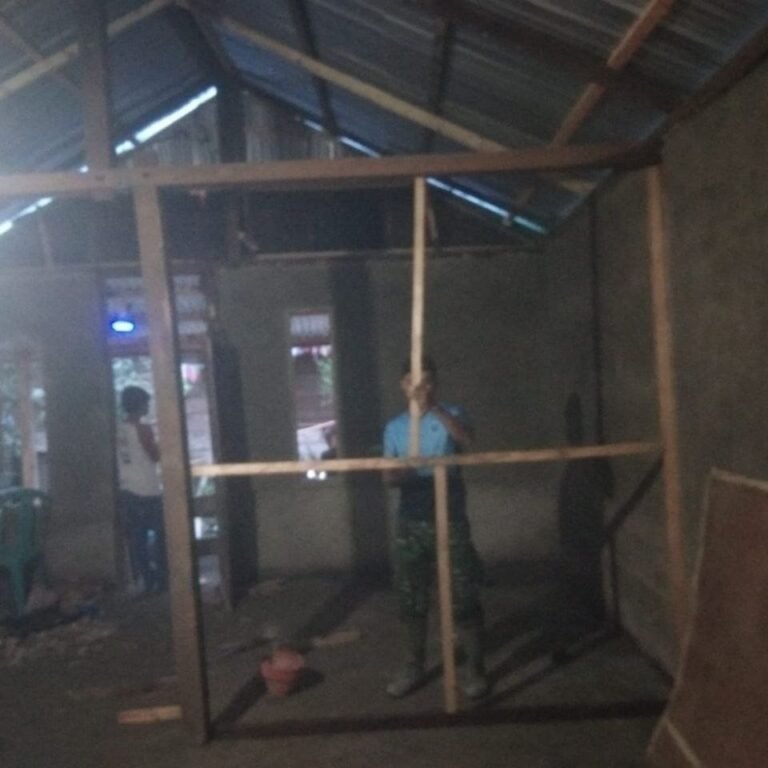 Personel Satgas TMMD Ke-129 Kodim 1407/Bone dan Warga Bangun Sekat di Rumah Bapak Bella Desa Patukku