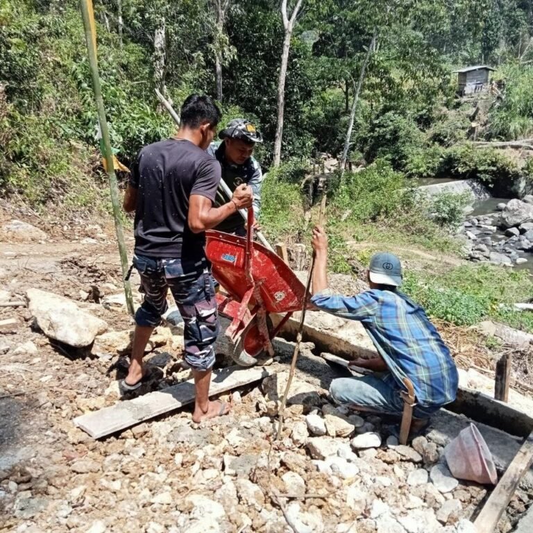 Personel TMMD Ke-129 Bersama Warga Tata Akses Menuju Jembatan Gantung di Bontocani