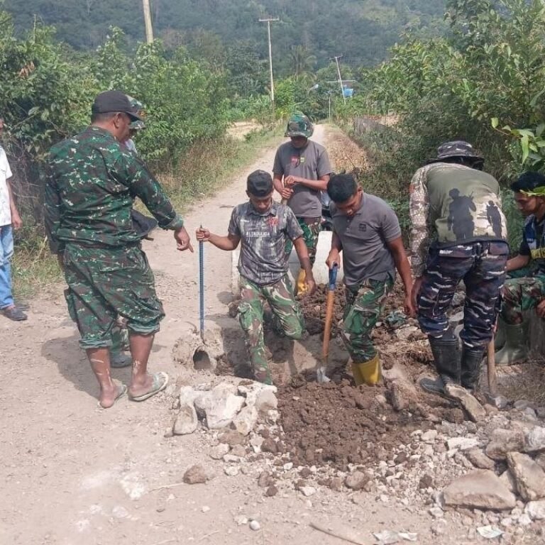 Perbaikan Dekker Jadi Fokus TMMD Ke-129 di Kecamatan Bontocani oleh Satgas dan Warga