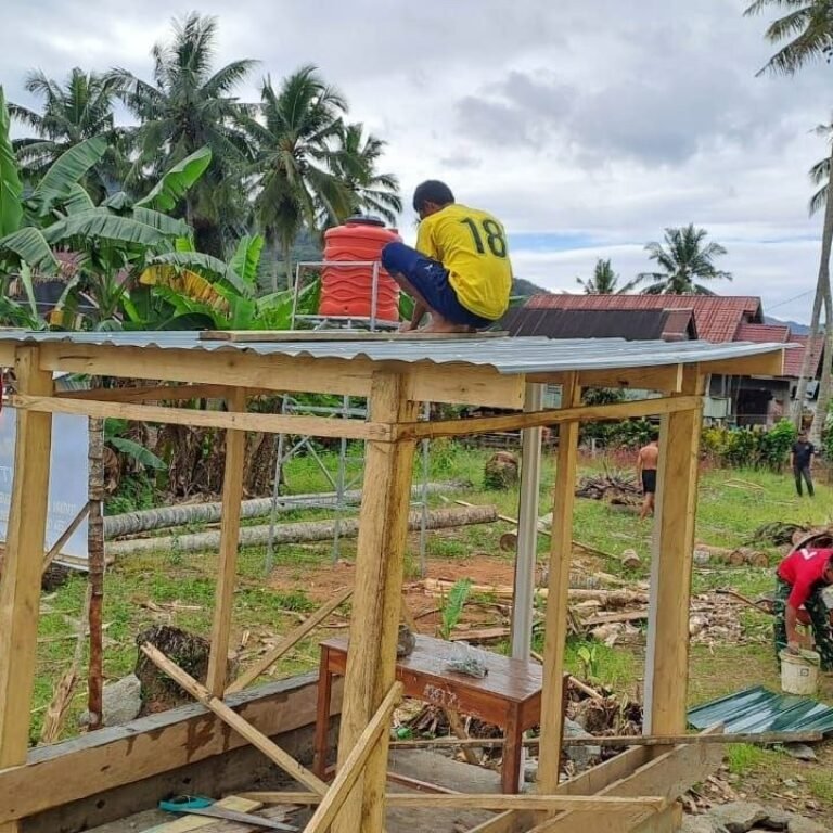 Gotong Royong Personel Satgas TMMD dan Warga Selesaikan Tahap MCK di Langi