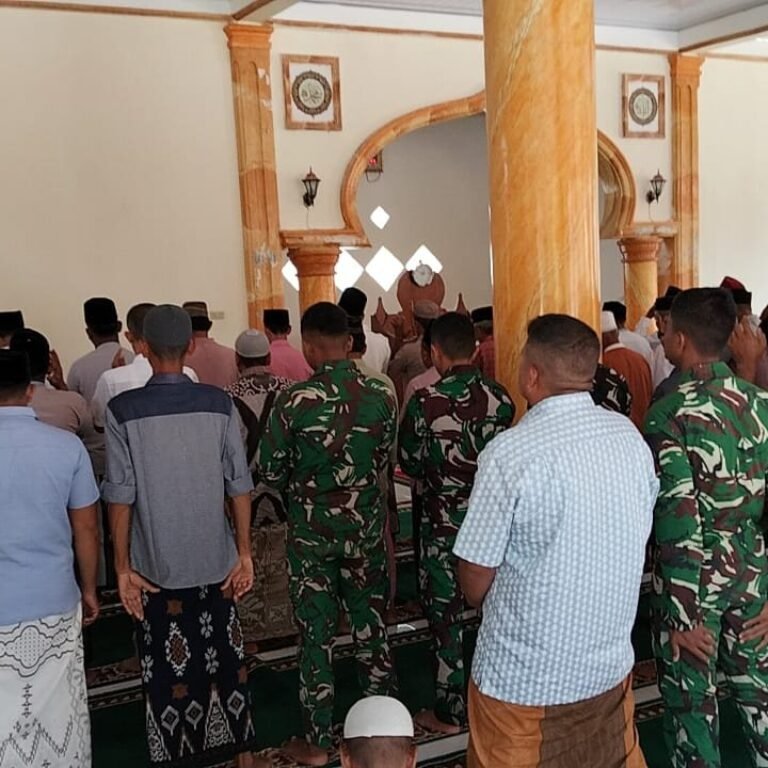 Di Tengah Kesibukan TMMD, Satgas di Aceh Jaya Sempurnakan Ibadah Jumat Bersama Warga
