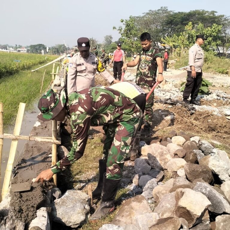 Pembangunan Talud di Desa Parangjoro Bagian dari TMMD Reguler ke-129 Kodim 0726/Sukoharjo yang Didukung Kepedulian Warga