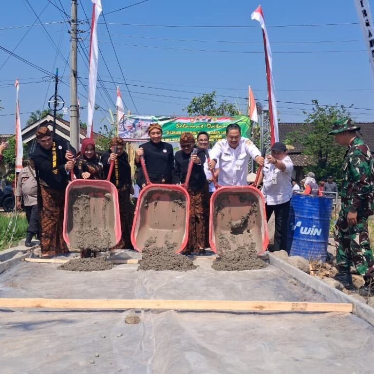 Pembukaan TMMD Reguler Ke-129 di Sukoharjo Ditandai Peletakan Batu Pertama Cor Blog Jalan
