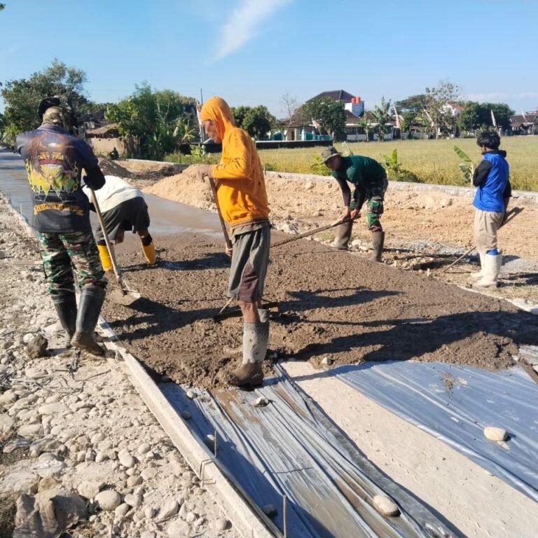 Kodim 0726/Sukoharjo Percepat Pengecoran Jalan melalui Program TMMD