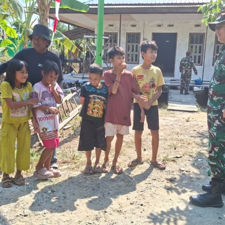 Senyum Ceria Warga Desa Tamban Bangun Saat Kegiatan TMMD Ke-129 Kodim 1005/Barito Kuala
