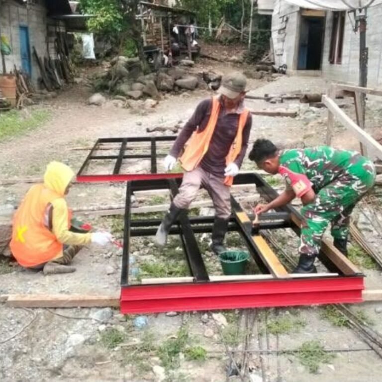 Pengecatan Rangka Baja Jembatan Perintis Garuda Dilakukan Babinsa Sertu Gunawan Bersama Warga