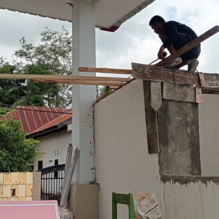Pemasangan Kerangka Atap Jambanisasi di Kelurahan Maroanging Didukung Personel Satgas TMMD